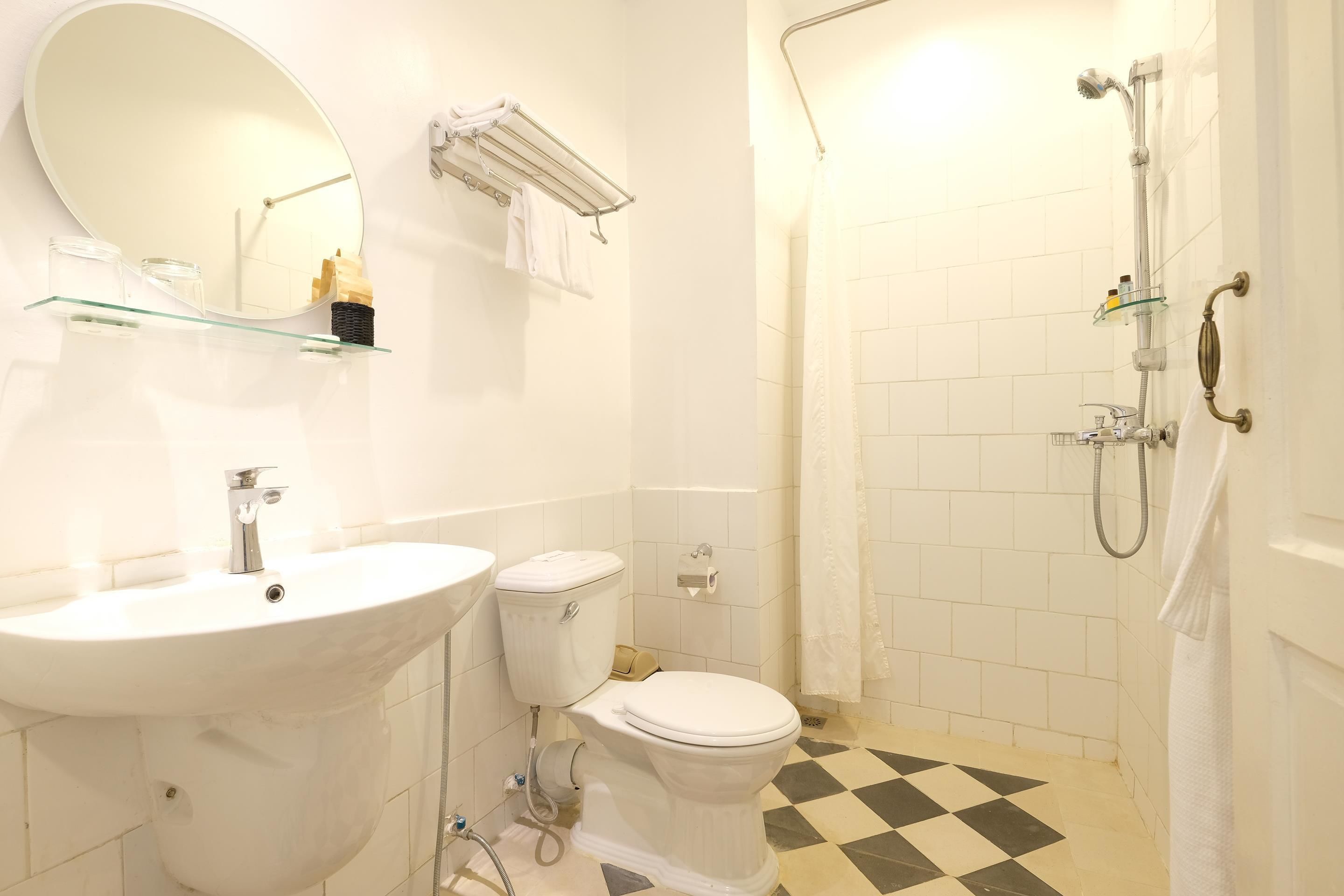 classic double or twin room, garden view | bathroom | shower, free toiletries, hair dryer, slippers
