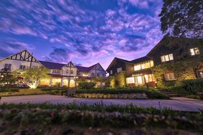 Vista frontal de la propiedad por la tarde o noche