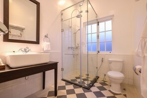 Suite estudio (Heritage) | Baño | Regadera, amenidades de baño gratuitas, secadora de cabello, pantuflas 