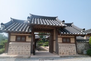 Property grounds - Gyeamgotaek (Seosan)