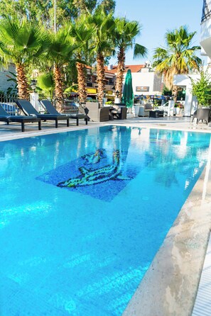 Outdoor pool, pool umbrellas, sun loungers - Aurasia SeaSide Hotel (Marmaris)