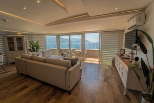 Suite | 迷你吧、客房内保险箱、免费 WiFi、床单