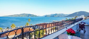 Aurasia SeaSide Hotel