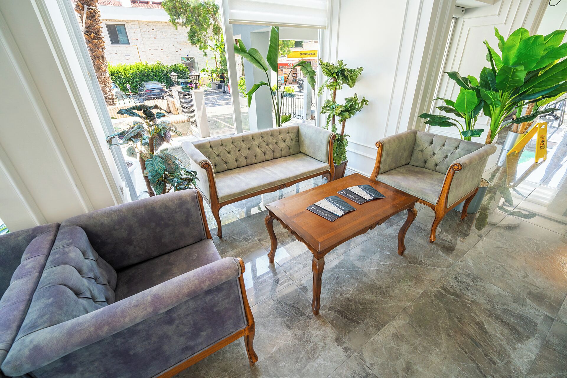 Un coin salon comprenant un canapé, deux fauteuils et une table basse.