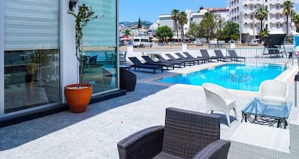 Aurasia SeaSide Hotel