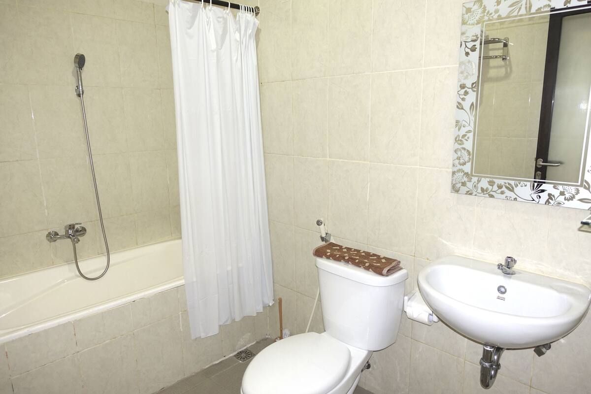 Deluxe Room, 1 Queen Bed | Bathroom | Shower, free toiletries, towels