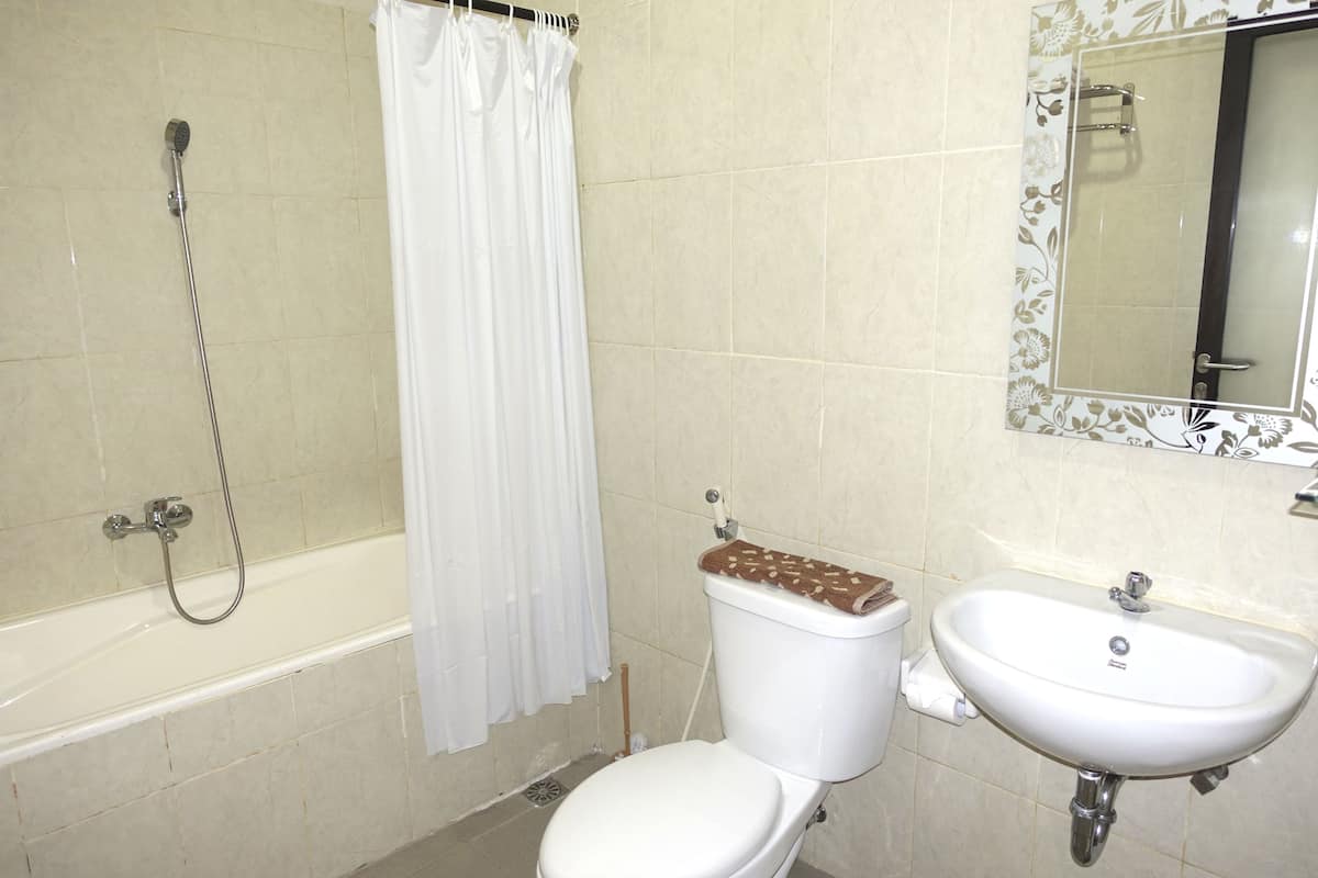 Deluxe Room, 1 Queen Bed | Bathroom | Shower, free toiletries, towels