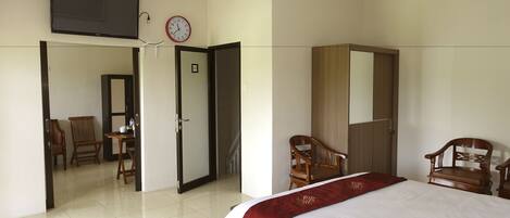 Suite familiar, varias camas | Caja fuerte, escritorio, cortinas opacas y tabla de planchar con plancha