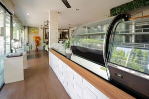 Full-sized fridge - Tuban Torres Accommodation (Tuban)