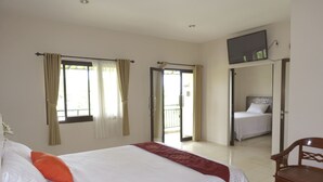 Suite Keluarga, Beberapa Tempat Tidur | Brankas, meja kerja, tirai kedap cahaya, dan setrika/meja setrika