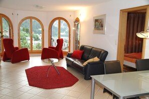 Departamento, 1 habitación (No 22) | Área de sala de estar | Televisión de pantalla plana, reproductor de DVD y tenis de mesa