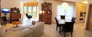 Appartement, 1 slaapkamer (No 31) | Woonruimte | Flatscreentelevisie, een dvd-speler en een tafeltennistafel