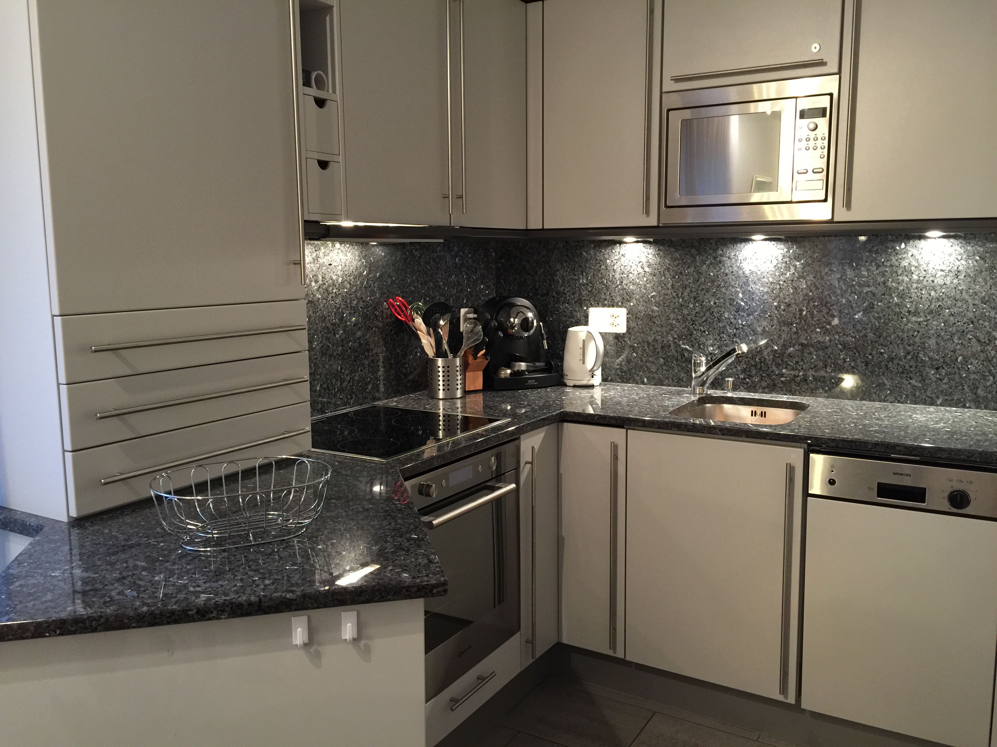 Refrigerador con freezer, microondas, placa de cocina, lavavajillas