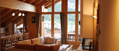 Apartamento superluxo, 2 quartos (No 43S) | Área de estar | TV de tela plana, DVD player, mesa de pingue-pongue