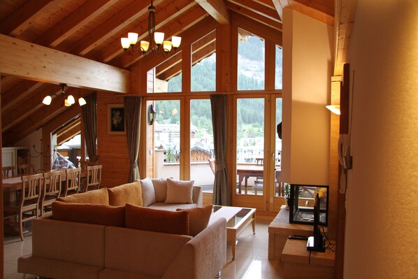 Departamento de lujo, 2 habitaciones (No 43S) | Área de sala de estar | Televisión de pantalla plana, reproductor de DVD y tenis de mesa