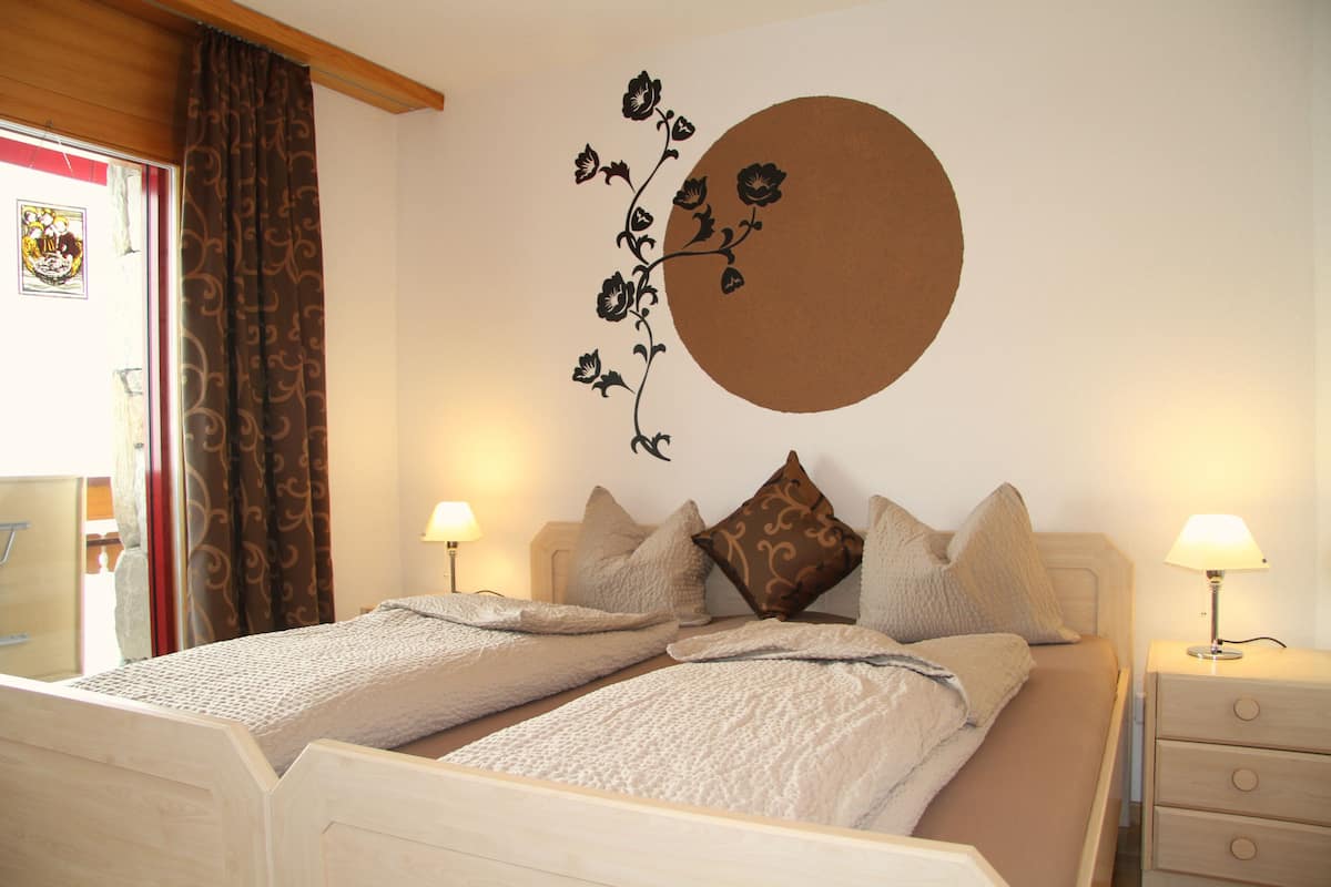 Apartment, 1 Bedroom (No 32) | Desk, free cribs/infant beds, free WiFi, bed sheets