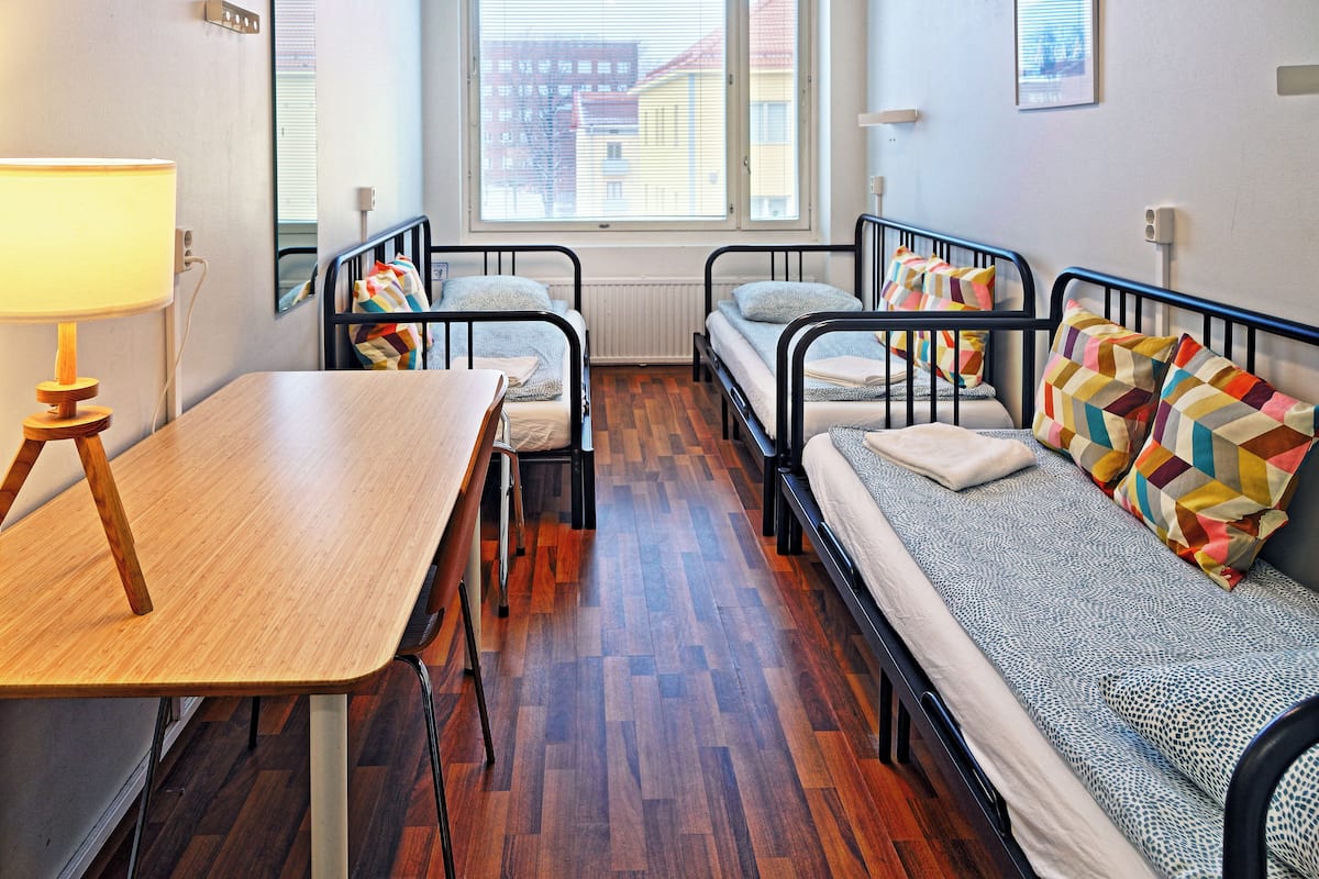 Chambre Triple, salle de bains commune | 1 chambre, chambres insonorisées, Wi-Fi gratuit, draps fournis
