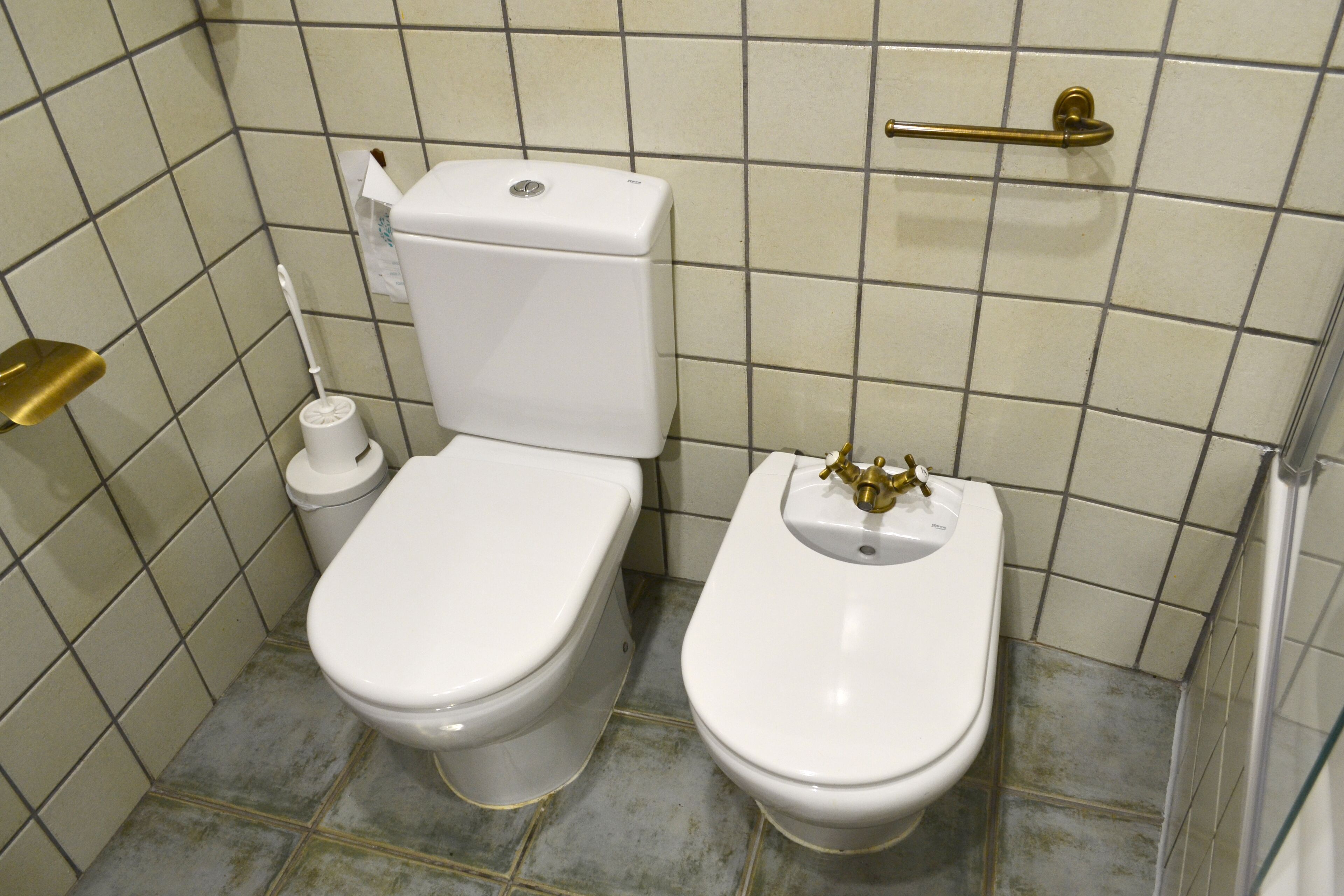 standard single room | bathroom | hair dryer, towels, soap, shampoo