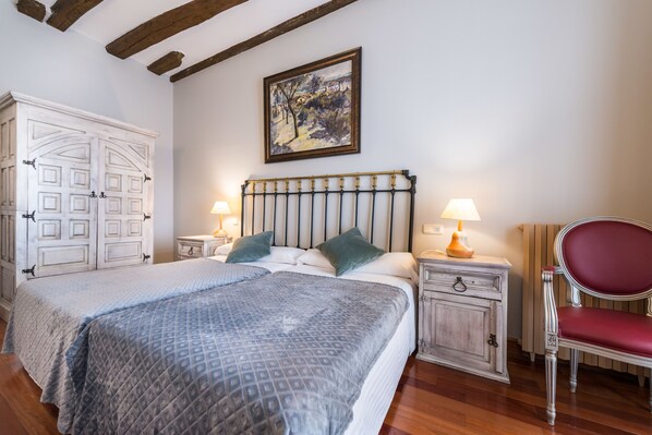 Habitación estándar con 1 cama matrimonial o 2 individuales | Caja de seguridad en la habitación y decoración personalizada