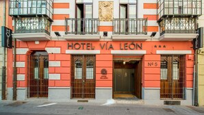 A hotel facade with the name "HOTEL VIA LEÓN" and a number "5" indicating its address. - Alda Vía León (León)