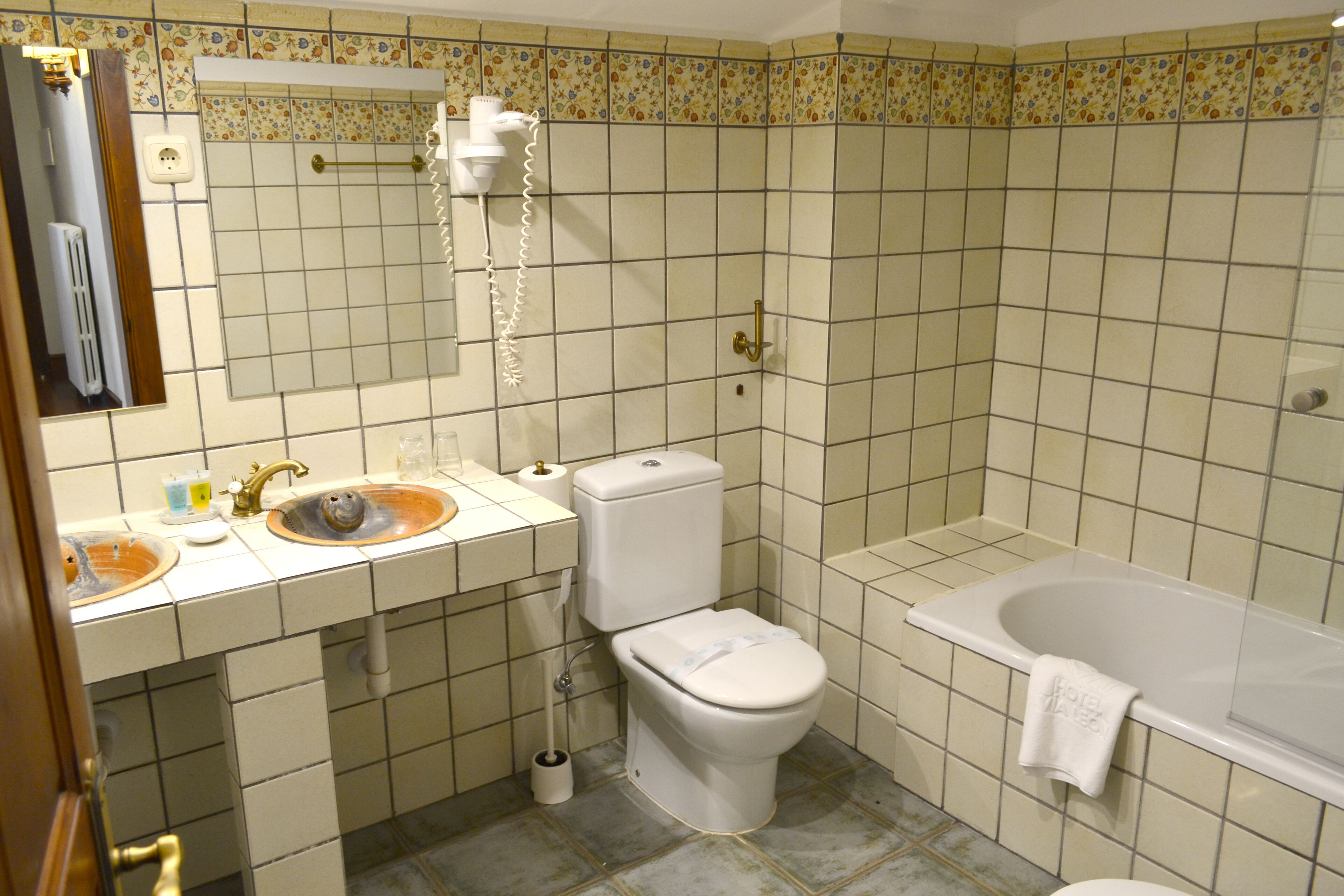 economy double room | bathroom | hair dryer, towels, soap, shampoo