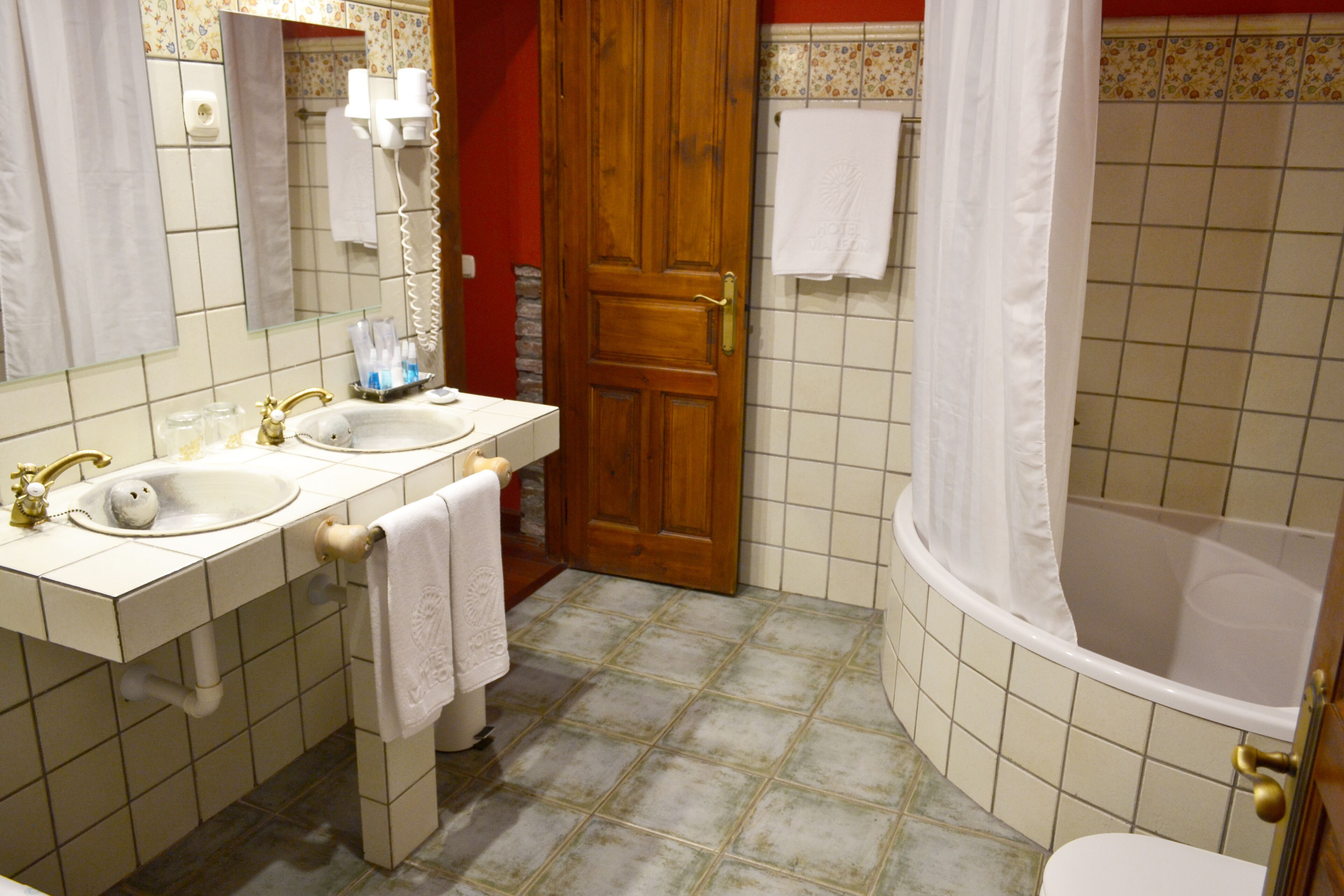 superior room, 1 queen bed | bathroom | hair dryer, towels, soap, shampoo