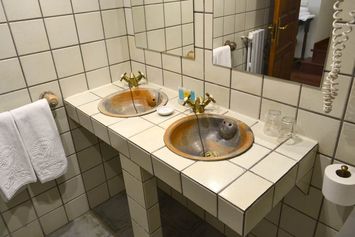 economy double room | bathroom sink