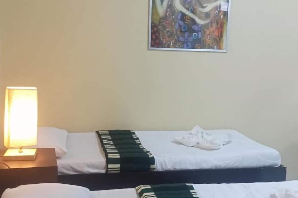 Escritorio y ropa de cama