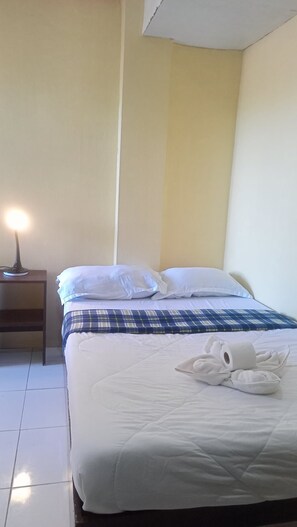 Standardzimmer | Schreibtisch, Bettwäsche