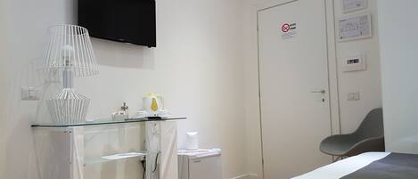 Deluxe Double or Twin Room (with hydromassage shower) | Premium bedding, in-room safe, desk, soundproofing