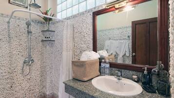 1 Bedroom Pool Villa | Bathroom sink
