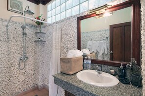 1 Bedroom Pool Villa | Bathroom sink