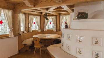 Deluxe Chalet, 5 Bedrooms, Mountain View | Interior