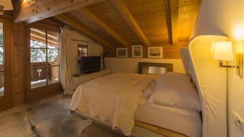 Nhà gỗ Deluxe, 5 phòng ngủ, quang cảnh núi | 5 phòng ngủ, bộ đồ giường cao cấp, két bảo mật tại phòng