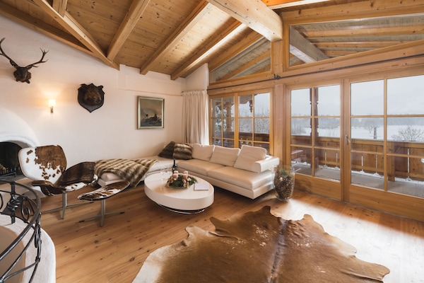 Deluxe-Chalet, 5 Schlafzimmer, Bergblick | Wohnzimmer | 49-Zoll-Flachbildfernseher mit Satellitenempfang, Fernseher, DVD-Player
