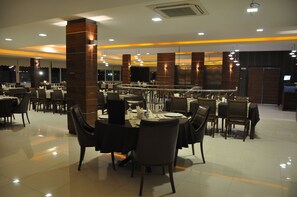 朝食、ランチ、ディナーに営業