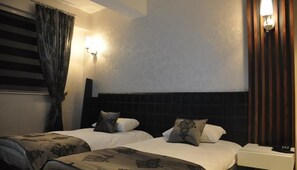 Minibar, caja de seguridad en la habitación y escritorio 