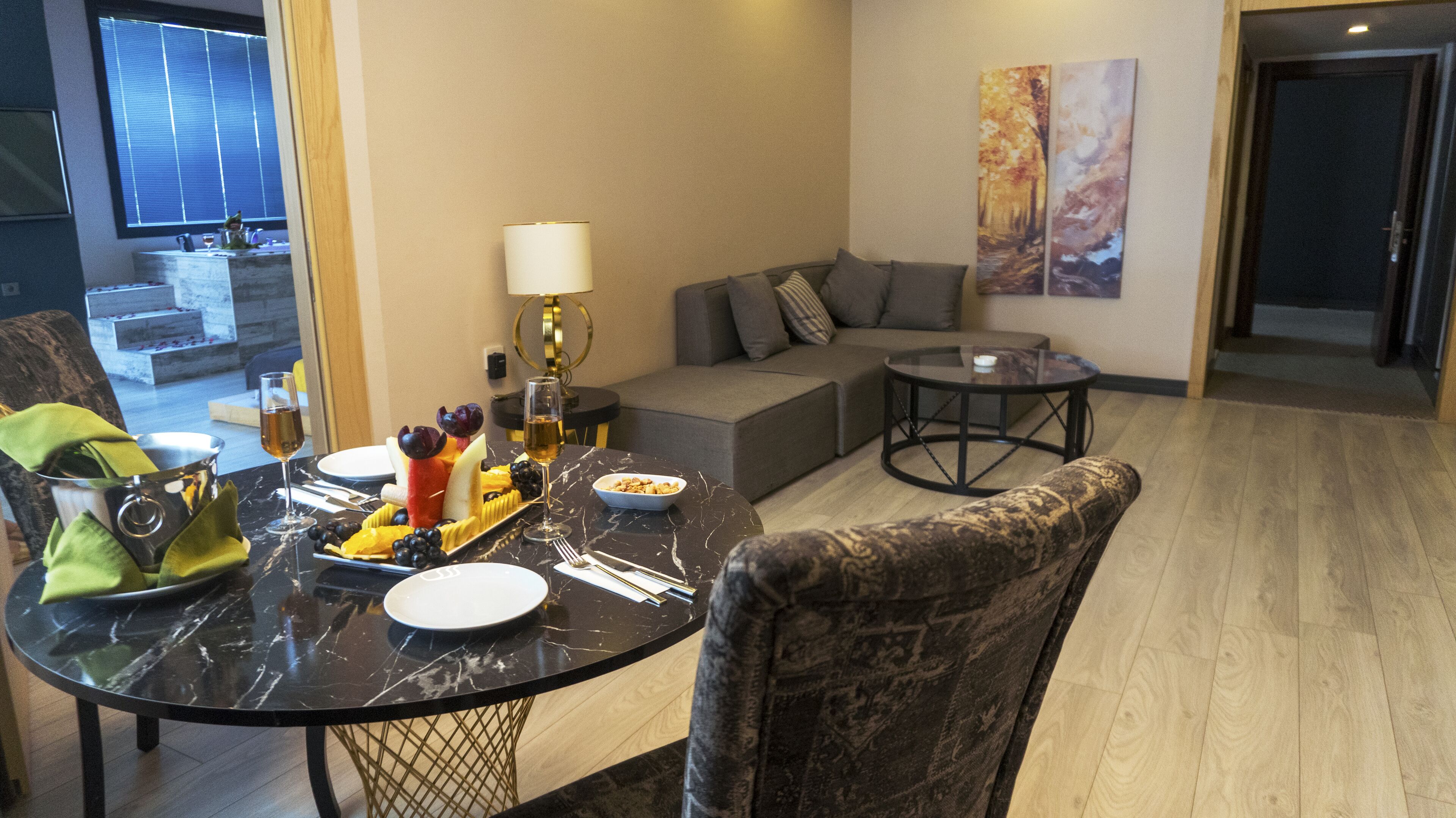 Frigobar, cofres nos quartos, escrivaninha, quartos à prova de som