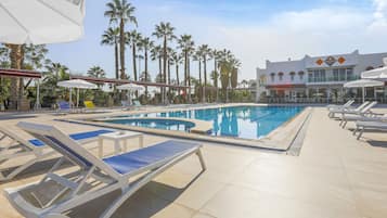 Seasonal outdoor pool, pool umbrellas, sun loungers