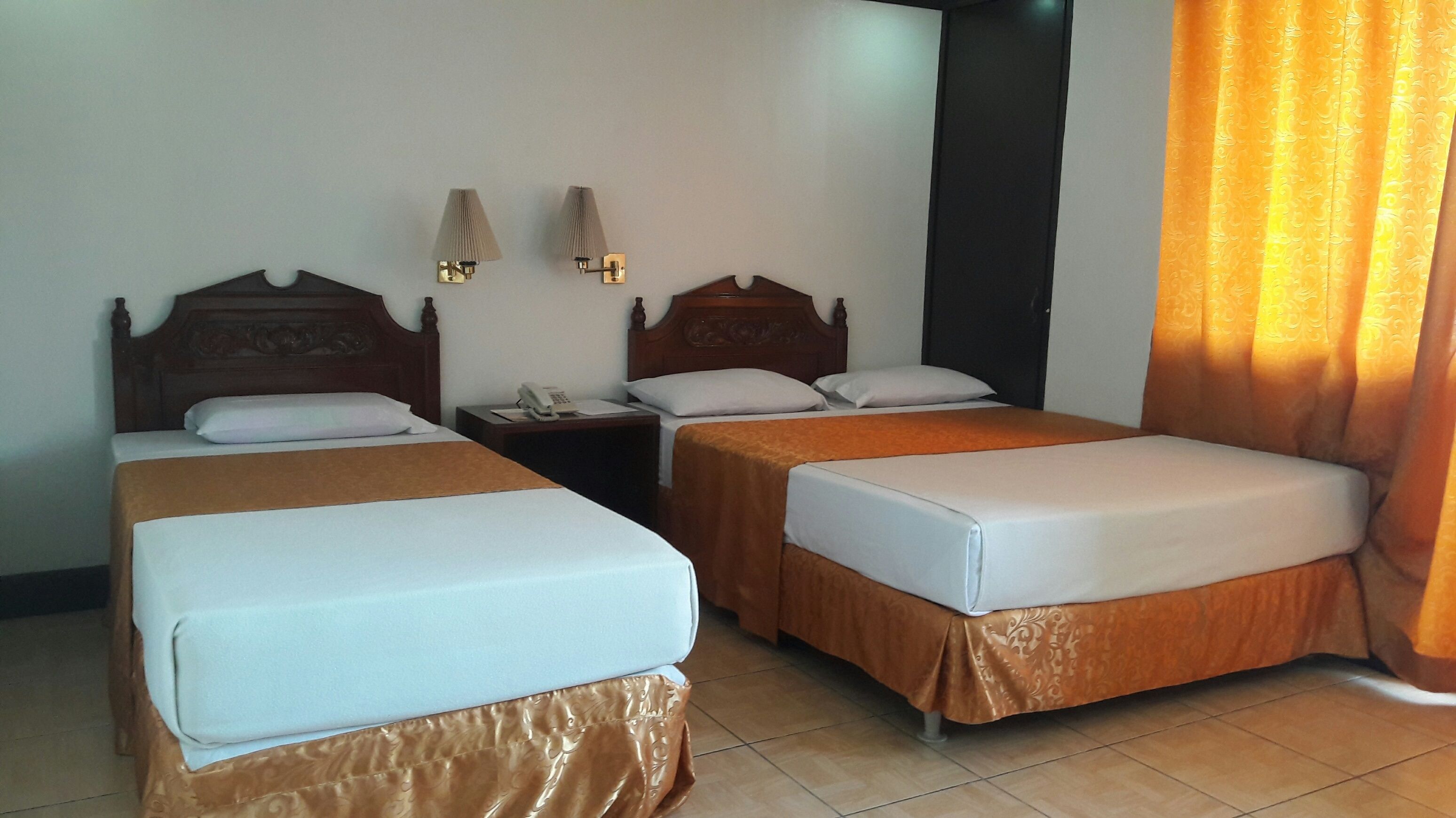 Junior Suite | Desk, bed sheets