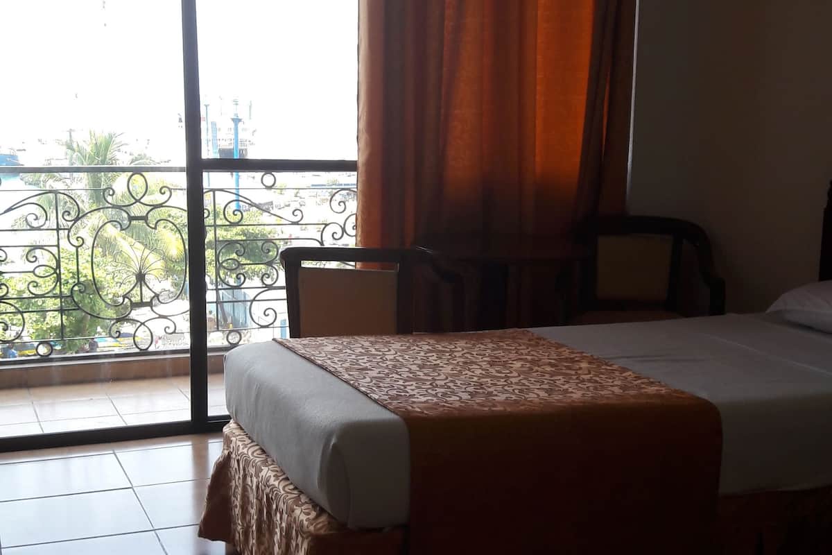 Escritorio y ropa de cama