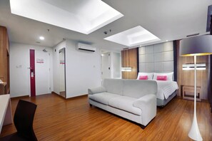 Suite Junior | Coffre-fort, bureau, accĂšs au Wi-Fi (inclus), literie fournie