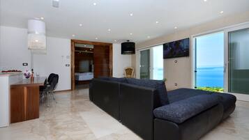 8 bedrooms, desk, soundproofing, cribs/infant beds