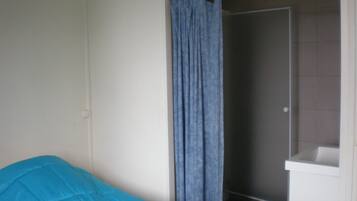 Yhden hengen huone | Työpöytä, silitysrauta/-lauta, ilmainen Wi-Fi, vuodevaatteet