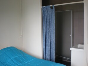 Single Room | Desk, iron/ironing board, free WiFi, bed sheets - Café de la gare (Mery-sur-Oise)