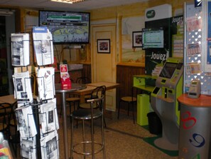 Unclassified image, 4 of 45, button - Café de la gare (Mery-sur-Oise)