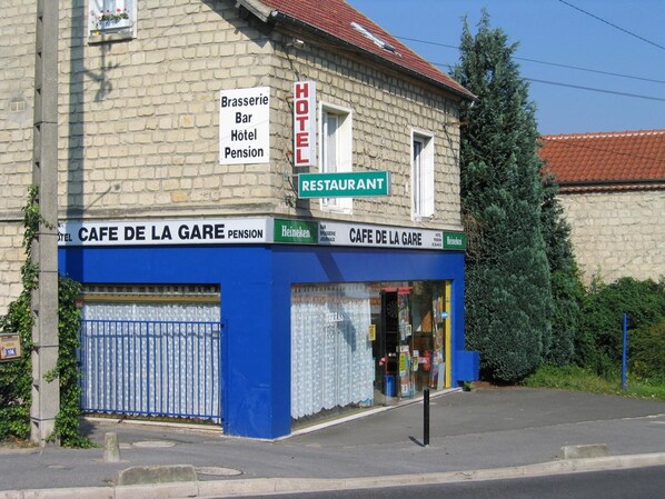A building with a sign indicating it is a 'HOTEL' and a 'RESTAURANT'. - Café de la gare (Mery-sur-Oise)