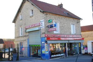 Exterior - Café de la gare (Mery-sur-Oise)