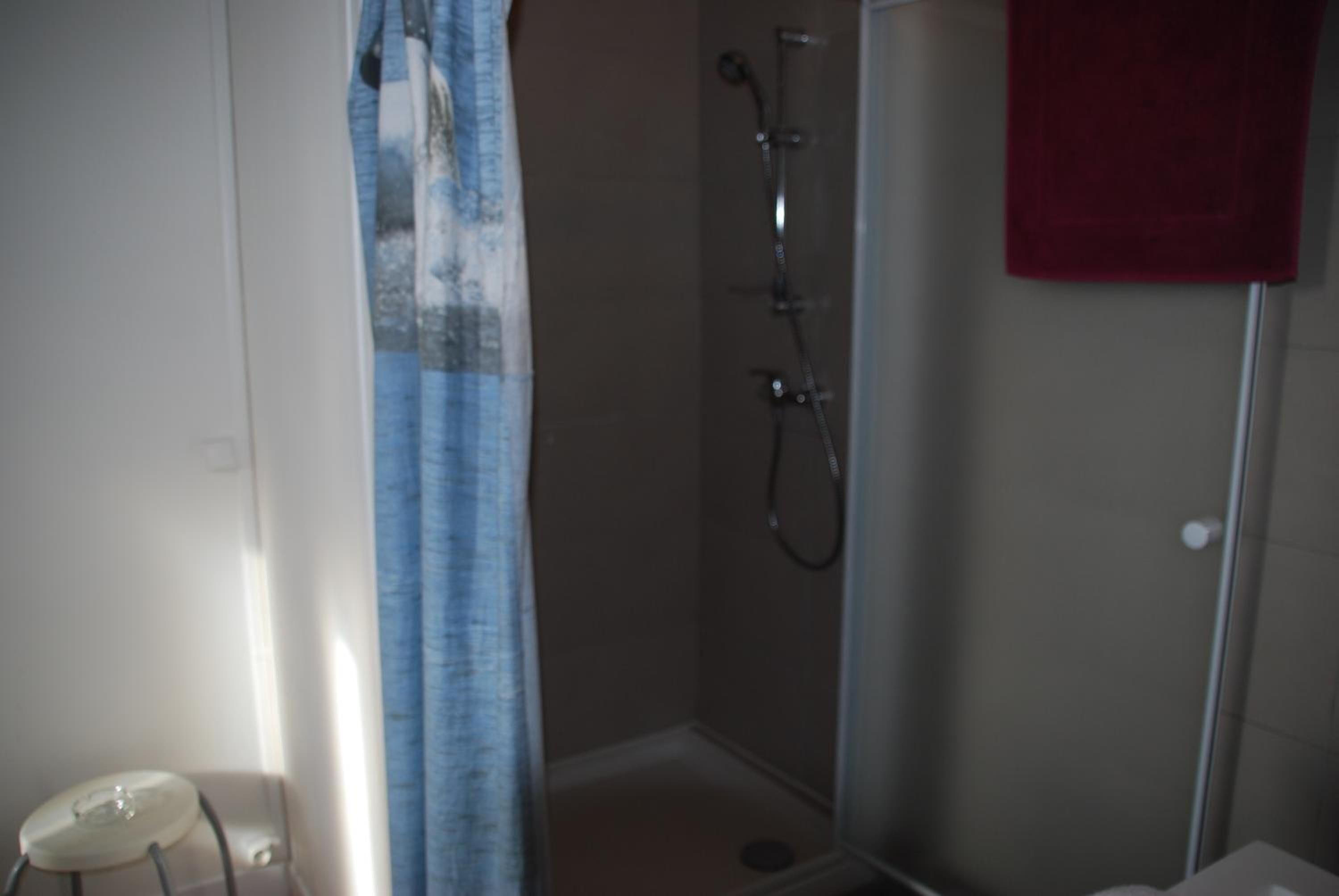 Shower dan handuk
