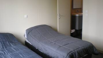 Kamar Twin | Meja kerja, setrika/meja setrika, Wi-Fi gratis, dan seprai linen